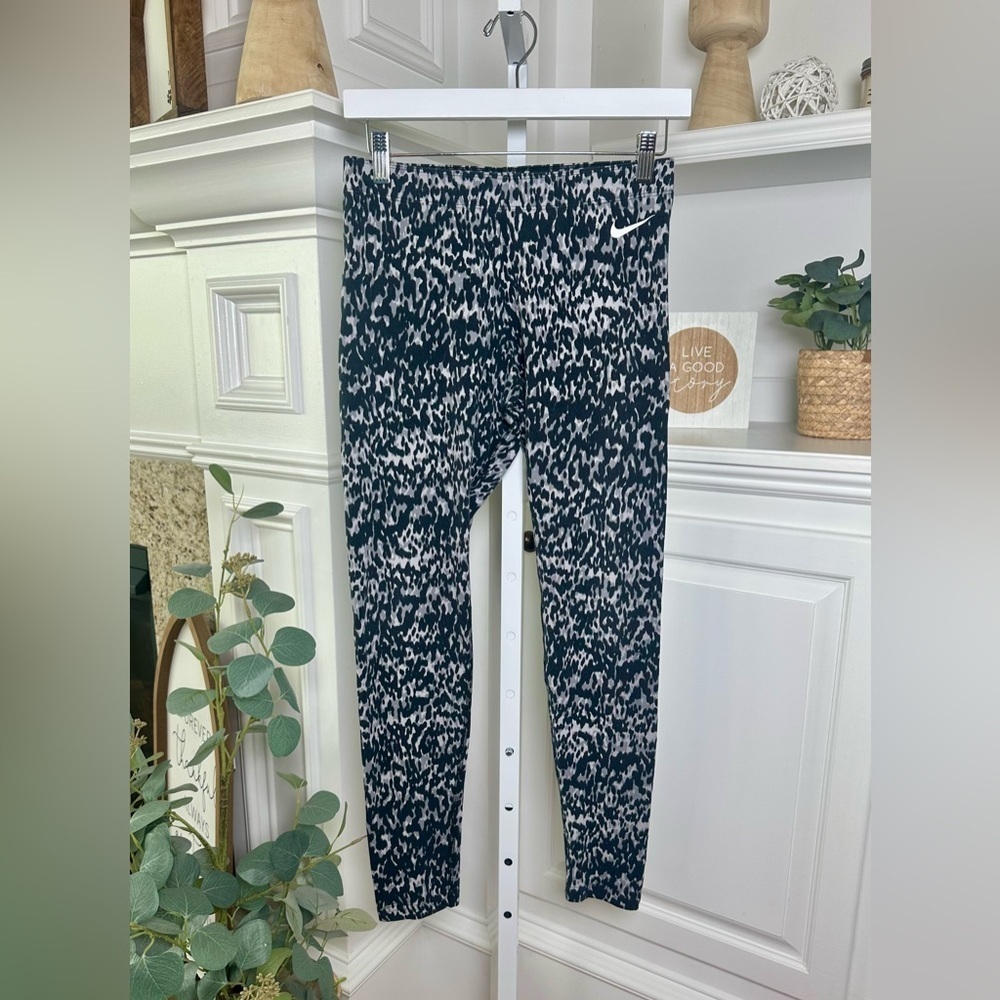 Nike Printed Leggings in Black, Gray, and White Size Medium